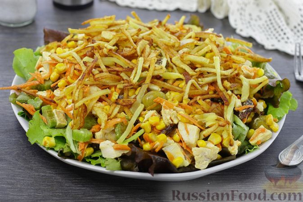 Салат с курицей, картофелем пай, кукурузой, оливками и изюмом