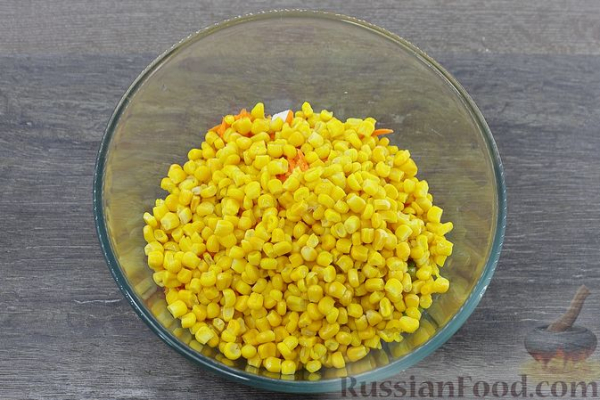 Салат с курицей, картофелем пай, кукурузой, оливками и изюмом