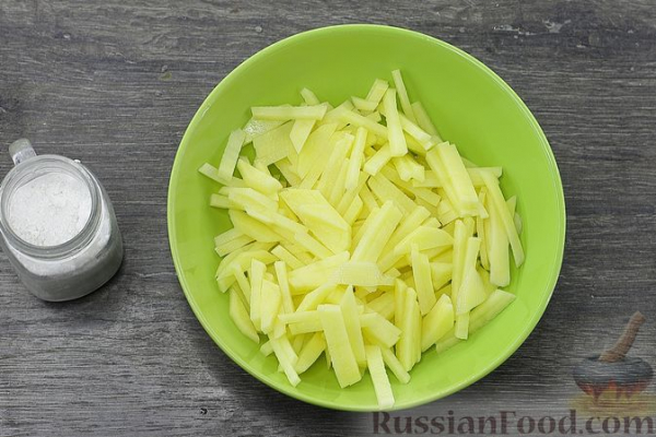 Салат с курицей, картофелем пай, кукурузой, оливками и изюмом