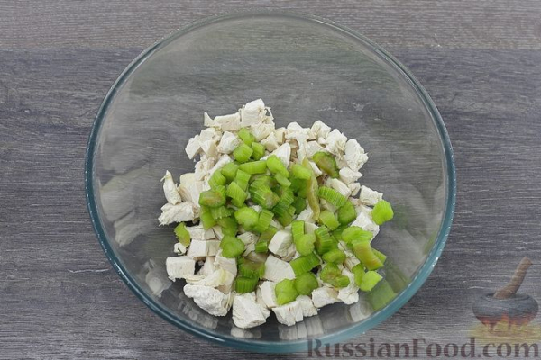 Салат с курицей, картофелем пай, кукурузой, оливками и изюмом