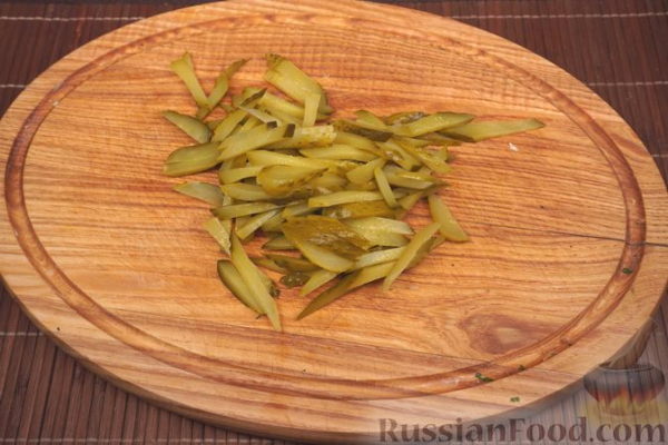Салат с курицей, сельдереем, маринованными огурцами и сухариками