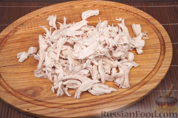 Салат с курицей, сельдереем, маринованными огурцами и сухариками