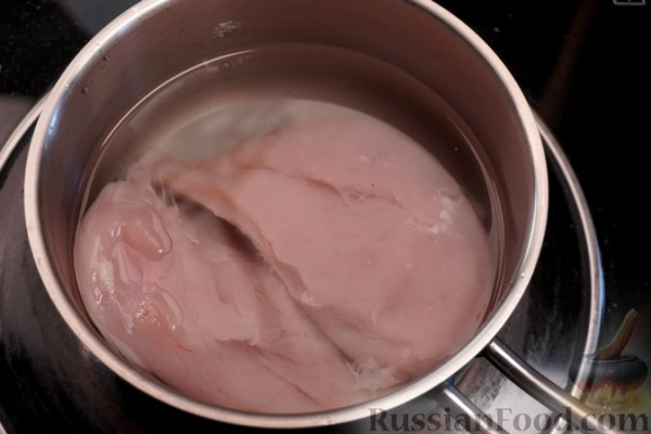 Салат с курицей, сельдереем, маринованными огурцами и сухариками