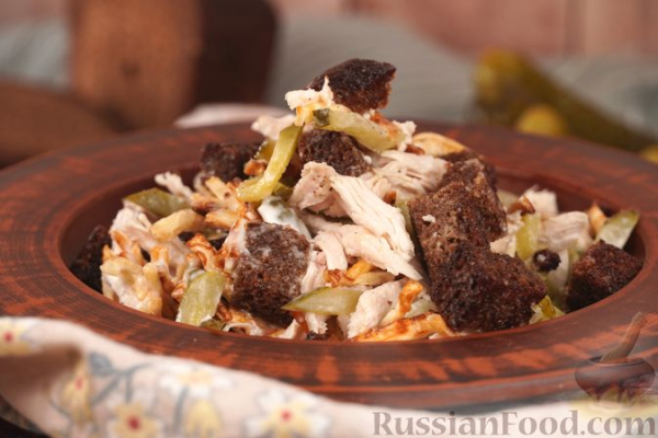 Салат с курицей, сельдереем, маринованными огурцами и сухариками