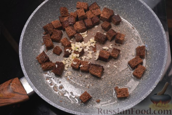 Салат с курицей, сельдереем, маринованными огурцами и сухариками