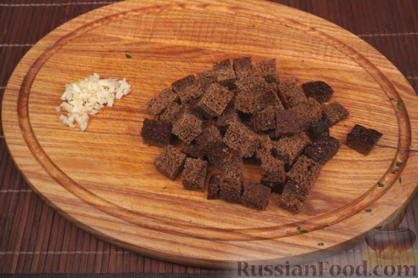 Салат с курицей, сельдереем, маринованными огурцами и сухариками