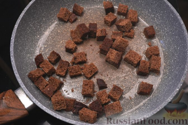 Салат с курицей, сельдереем, маринованными огурцами и сухариками