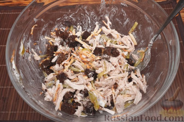 Салат с курицей, сельдереем, маринованными огурцами и сухариками
