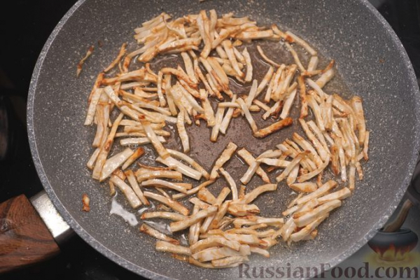 Салат с курицей, сельдереем, маринованными огурцами и сухариками
