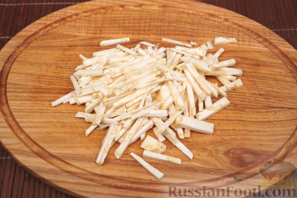 Салат с курицей, сельдереем, маринованными огурцами и сухариками