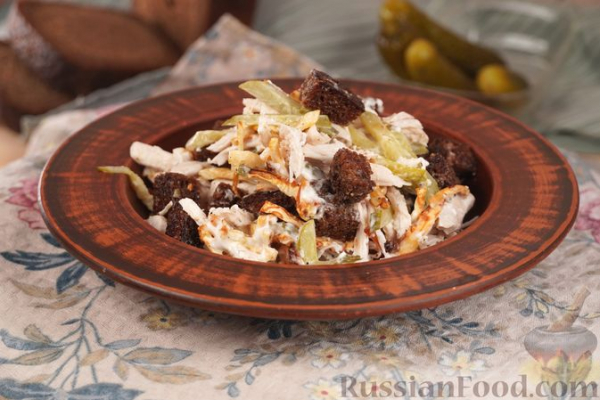 Салат с курицей, сельдереем, маринованными огурцами и сухариками