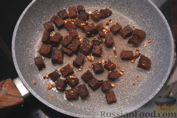 Салат с курицей, сельдереем, маринованными огурцами и сухариками