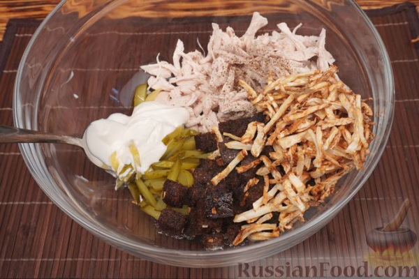 Салат с курицей, сельдереем, маринованными огурцами и сухариками
