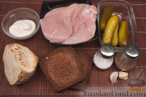 Салат с курицей, сельдереем, маринованными огурцами и сухариками