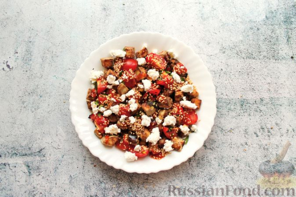 Салат с жареными баклажанами, помидорами, творожным сыром и соусом чили