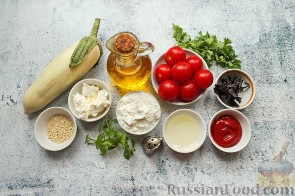 Салат с жареными баклажанами, помидорами, творожным сыром и соусом чили