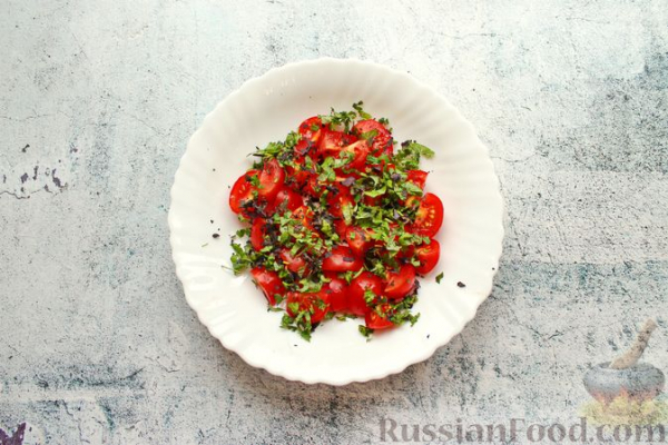 Салат с жареными баклажанами, помидорами, творожным сыром и соусом чили