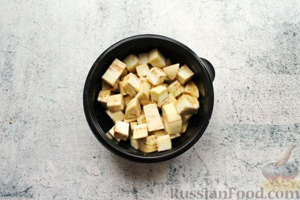 Салат с жареными баклажанами, помидорами, творожным сыром и соусом чили