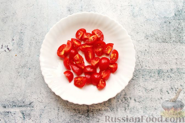 Салат с жареными баклажанами, помидорами, творожным сыром и соусом чили