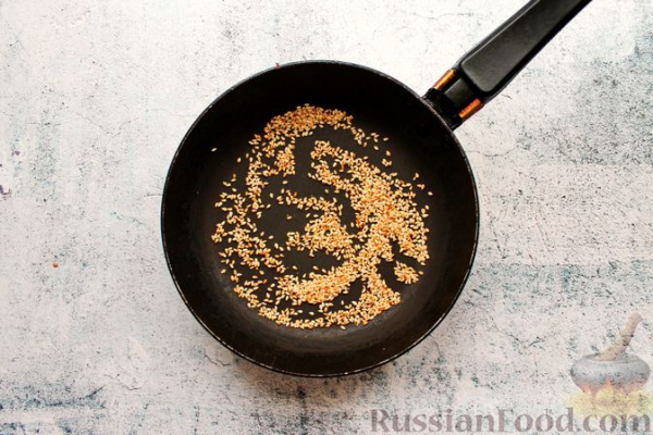 Салат с жареными баклажанами, помидорами, творожным сыром и соусом чили