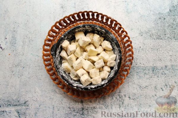 Салат с жареными баклажанами, помидорами, творожным сыром и соусом чили