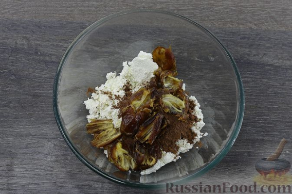 Шоколадные творожные сырки с финиками и арахисом