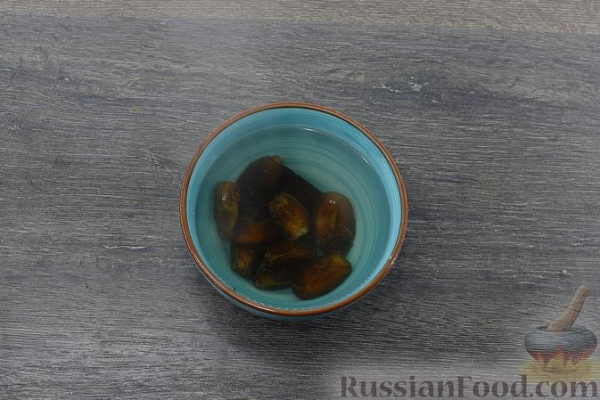 Шоколадные творожные сырки с финиками и арахисом