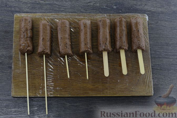Шоколадные творожные сырки с финиками и арахисом