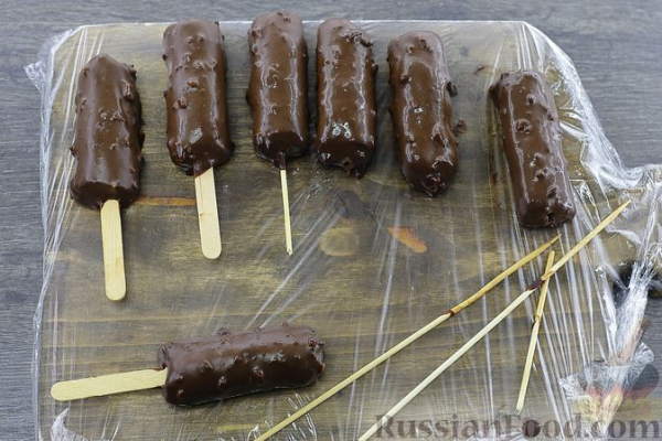 Шоколадные творожные сырки с финиками и арахисом