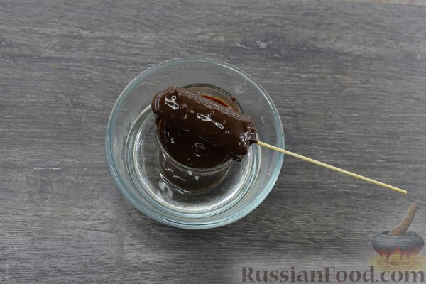 Шоколадные творожные сырки с финиками и арахисом