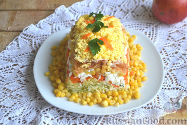 Слоеный салат из редьки, с яблоками и кукурузой