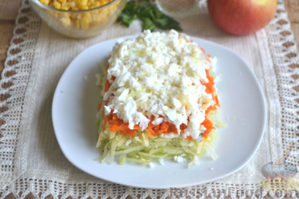 Слоеный салат из редьки, с яблоками и кукурузой