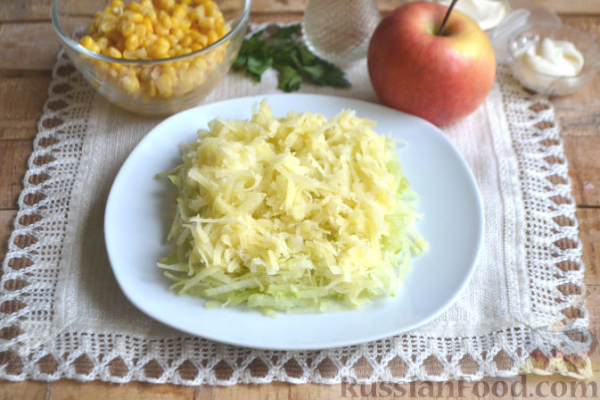 Слоеный салат из редьки, с яблоками и кукурузой
