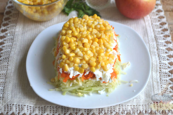 Слоеный салат из редьки, с яблоками и кукурузой
