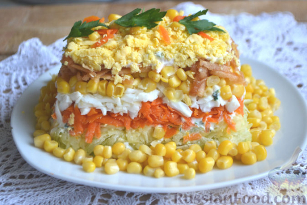 Слоеный салат из редьки, с яблоками и кукурузой