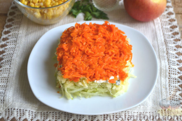 Слоеный салат из редьки, с яблоками и кукурузой