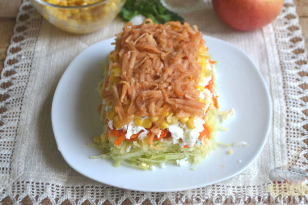 Слоеный салат из редьки, с яблоками и кукурузой
