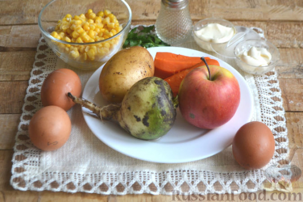 Слоеный салат из редьки, с яблоками и кукурузой