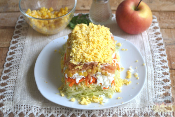 Слоеный салат из редьки, с яблоками и кукурузой