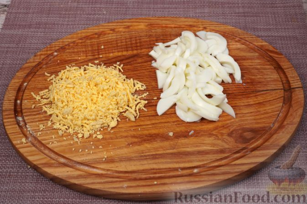 Слоёный салат "Ромашки" с печенью, грибами и маринованными огурцами