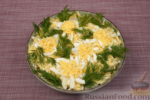 Слоёный салат "Ромашки" с печенью, грибами и маринованными огурцами