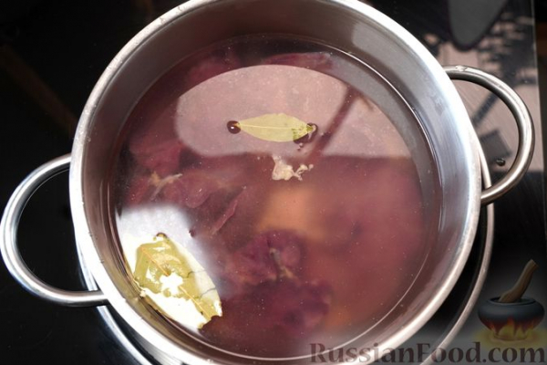 Слоёный салат "Ромашки" с печенью, грибами и маринованными огурцами