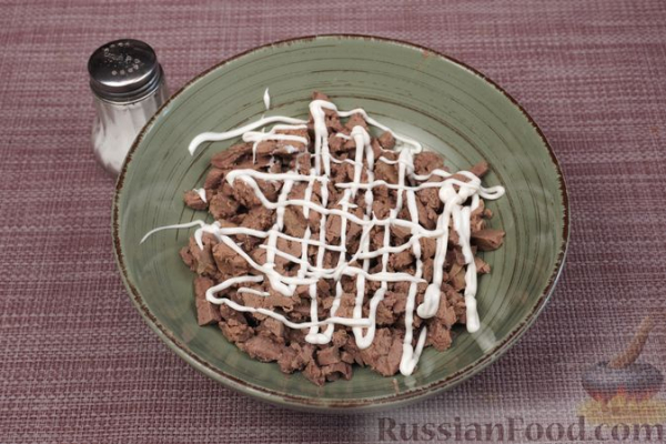 Слоёный салат "Ромашки" с печенью, грибами и маринованными огурцами