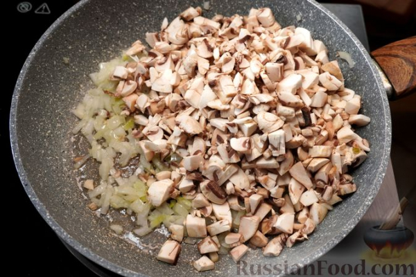 Слоёный салат "Ромашки" с печенью, грибами и маринованными огурцами