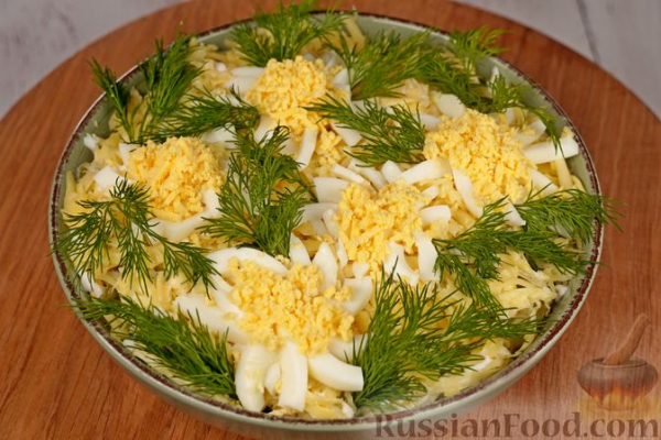 Слоёный салат "Ромашки" с печенью, грибами и маринованными огурцами
