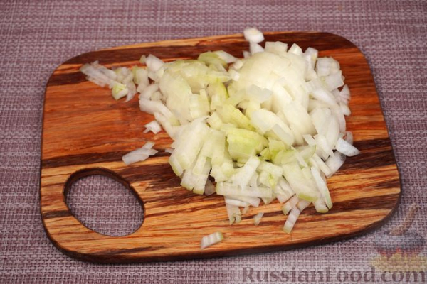 Слоёный салат "Ромашки" с печенью, грибами и маринованными огурцами