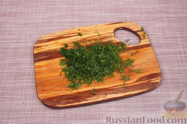 Слоёный салат "Ромашки" с печенью, грибами и маринованными огурцами