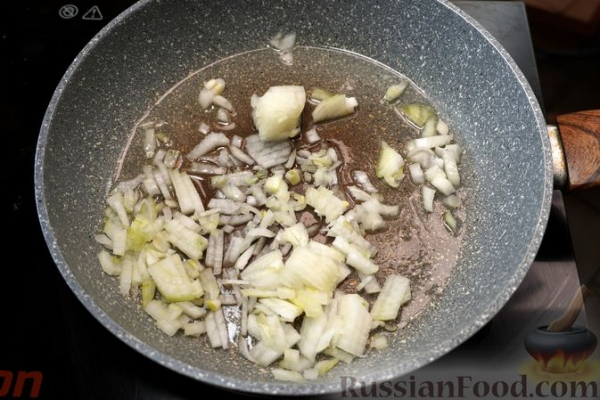 Слоёный салат "Ромашки" с печенью, грибами и маринованными огурцами