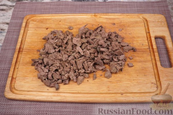 Слоёный салат "Ромашки" с печенью, грибами и маринованными огурцами