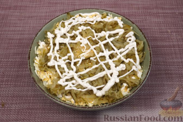 Слоёный салат "Ромашки" с печенью, грибами и маринованными огурцами